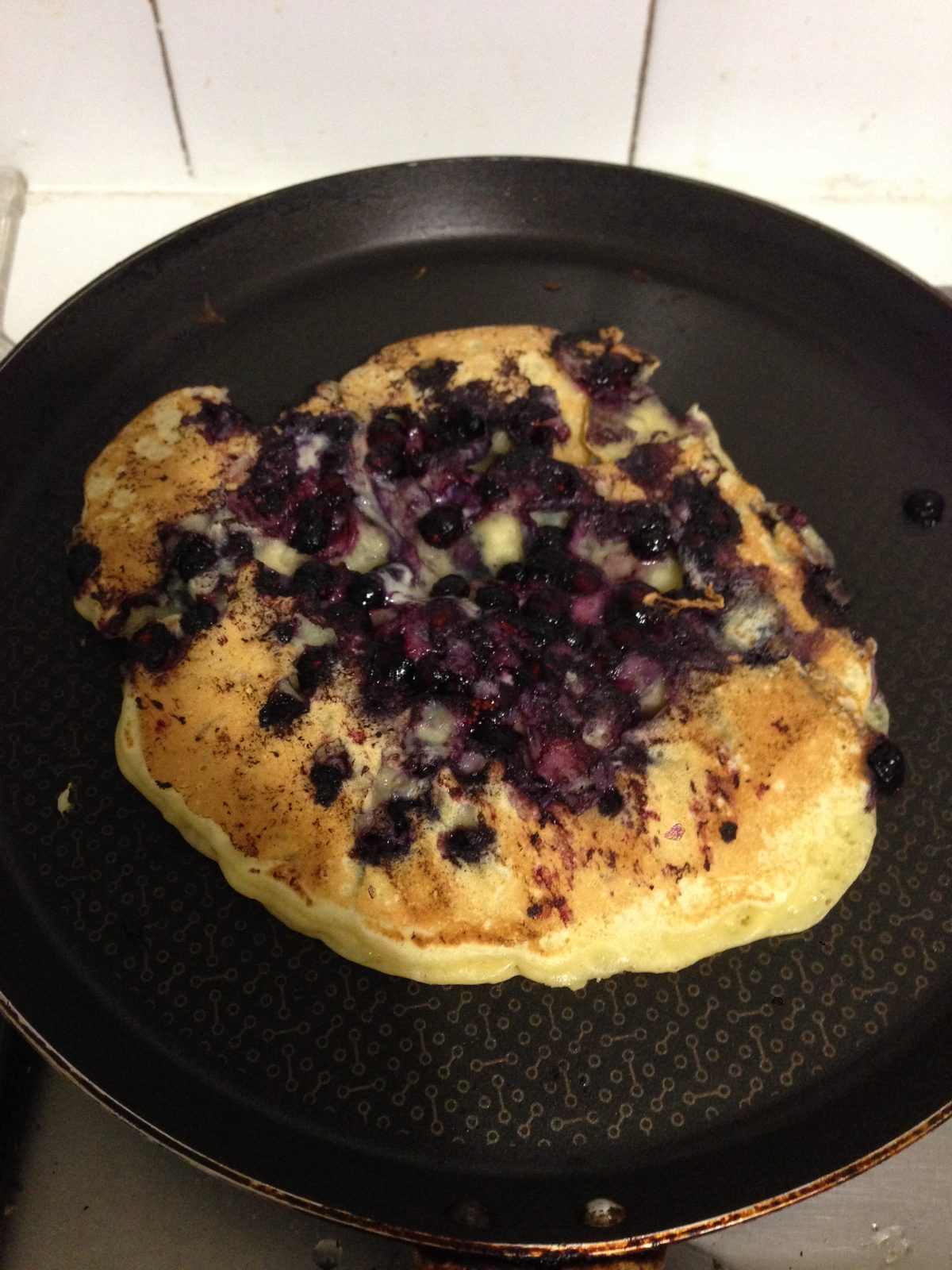 Pancakes aux myrtilles sans beurre (ou presque)
